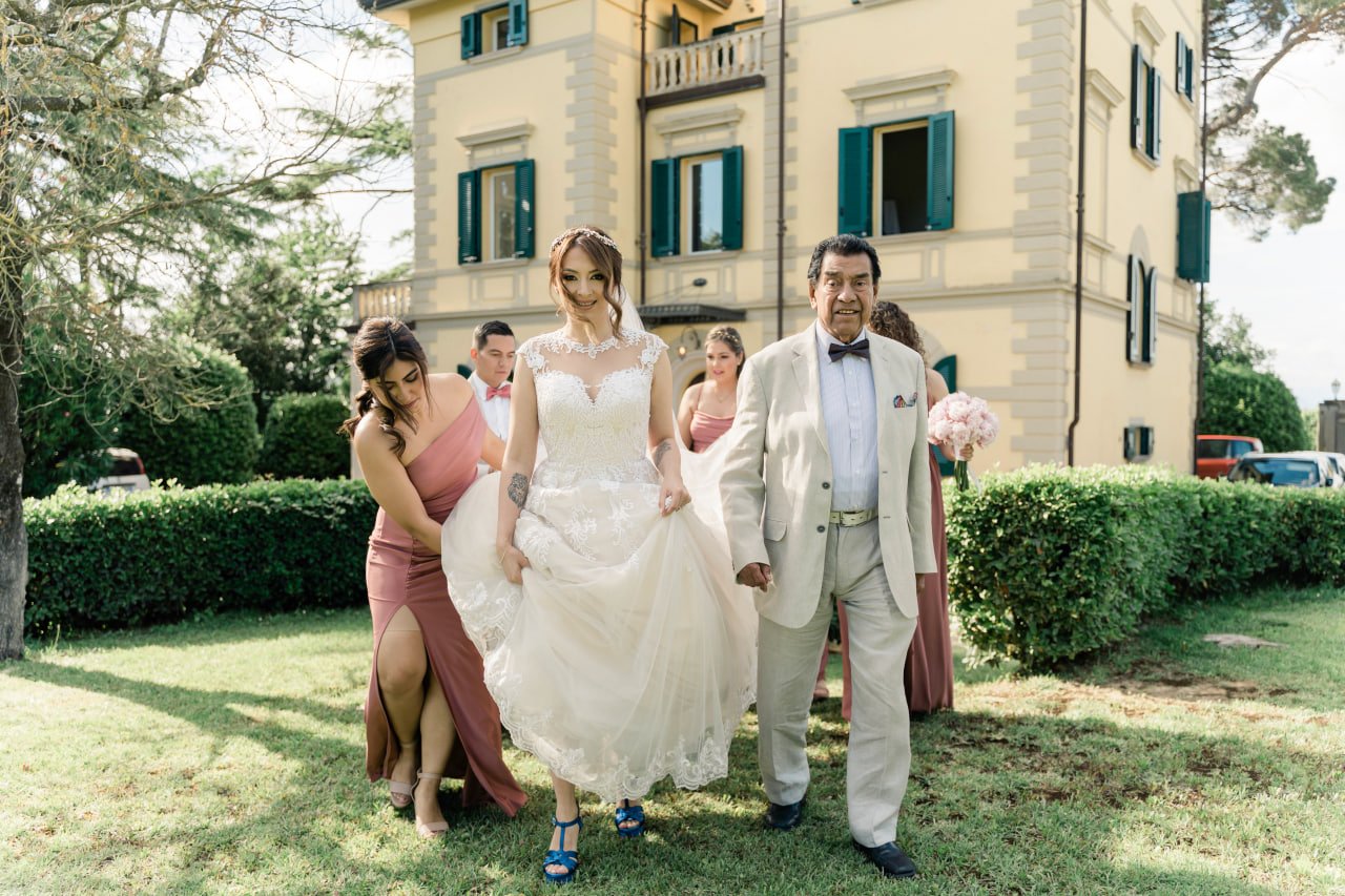 bride arrival to the ceremony