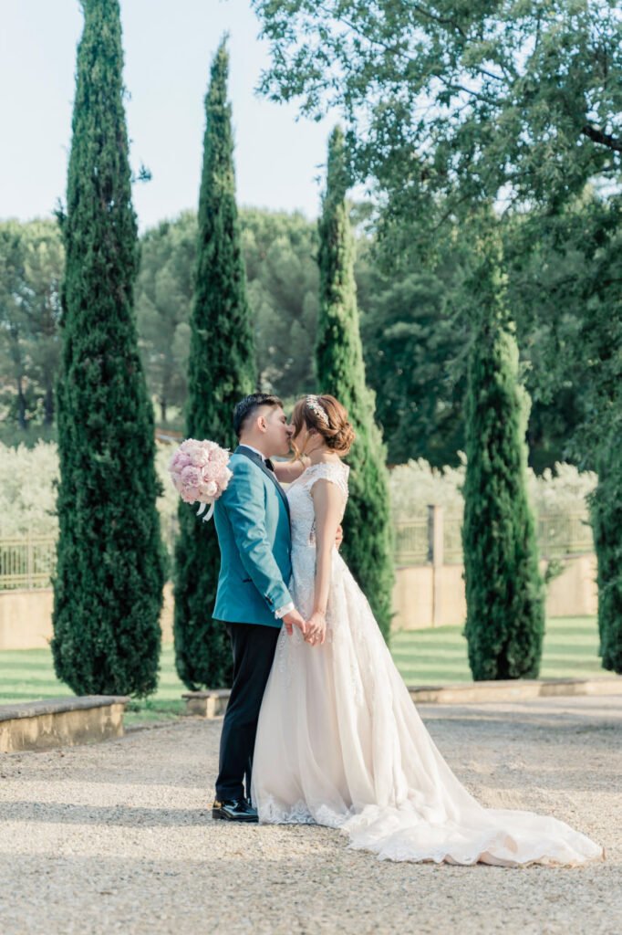 bride and groom kiss in the tuscan countryside